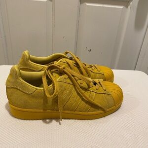 🏃‍♀️🏃Yellow Adidas Sneakers code AQ4172